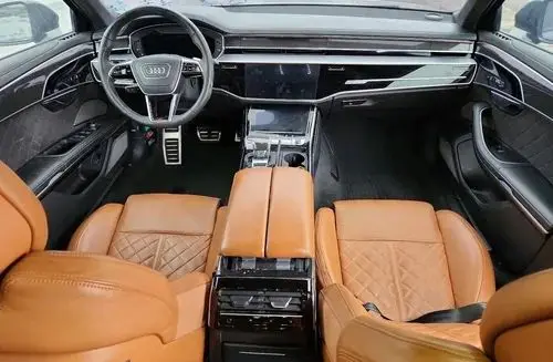 AUDI S8 