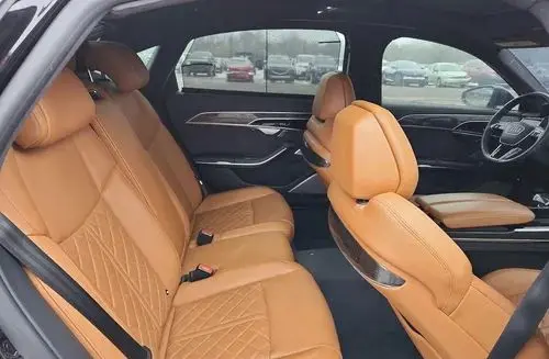 AUDI S8 