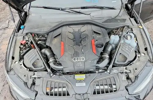 AUDI S8 