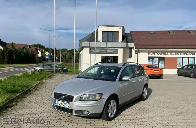 VOLVO V50 