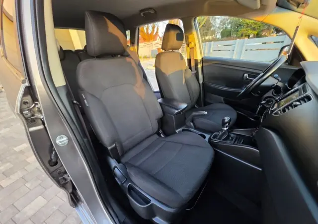 KIA Carens 