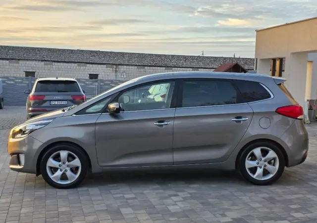 KIA Carens 