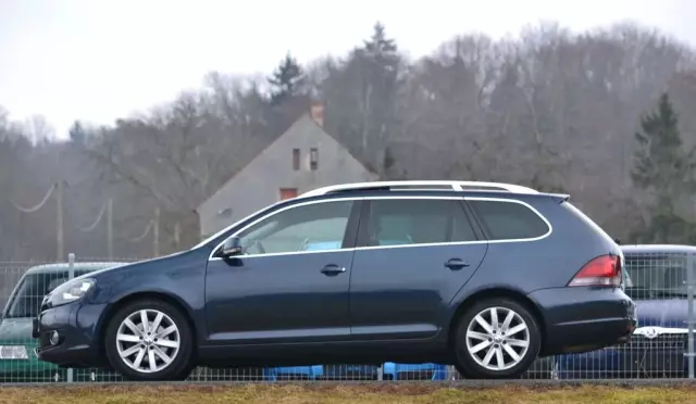 VOLKSWAGEN Golf 