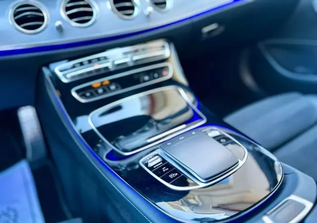 MERCEDES-BENZ Klasa E 300 de 4Matic T 9G-TRONIC AMG Line