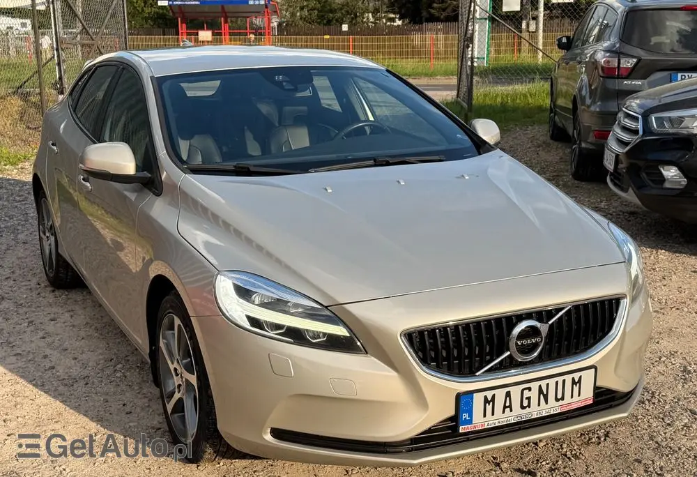 VOLVO V40 D3 Momentum