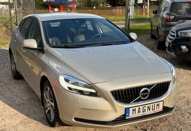 VOLVO V40 D3 Momentum