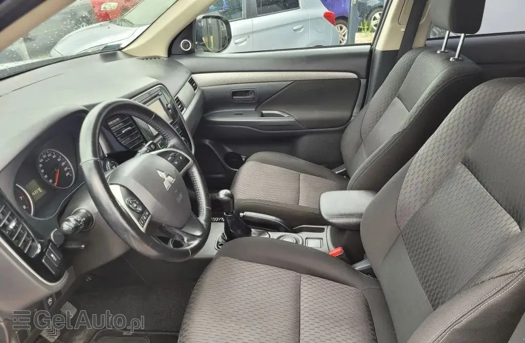 MITSUBISHI Outlander 
