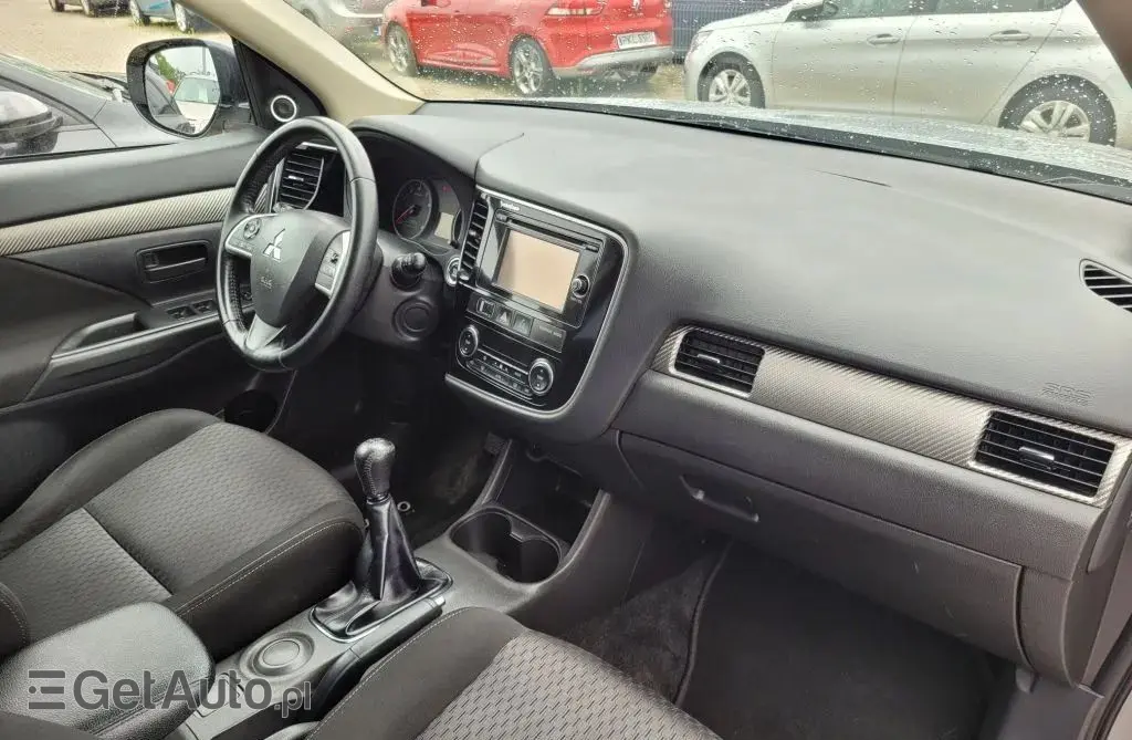 MITSUBISHI Outlander 