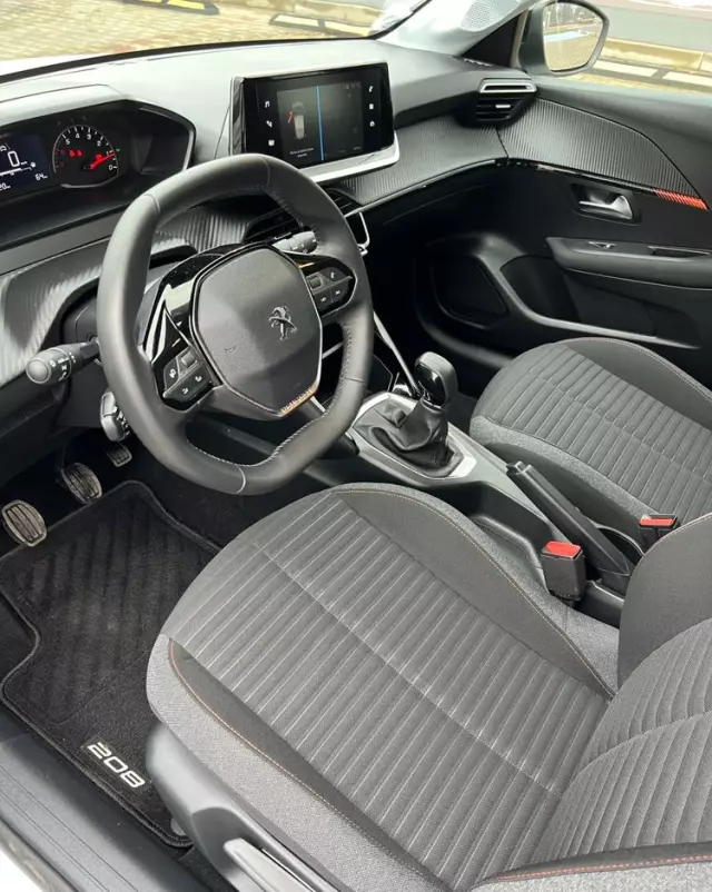 PEUGEOT 208 