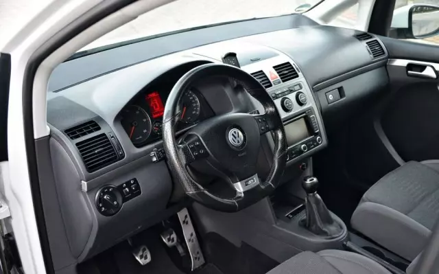VOLKSWAGEN Touran 