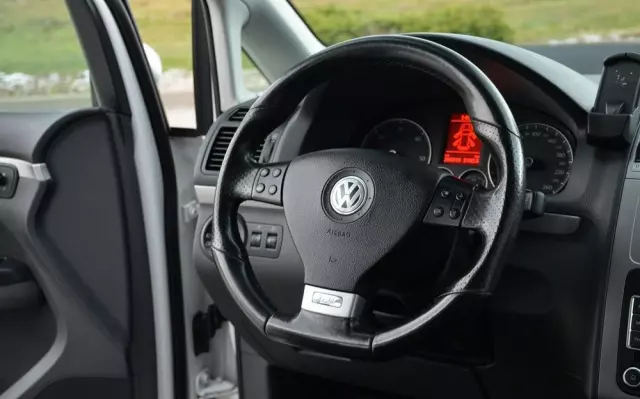 VOLKSWAGEN Touran 