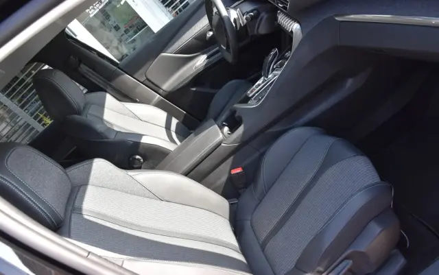 PEUGEOT 3008 BlueHDi 130 Stop & Start EAT8 Allure Pack