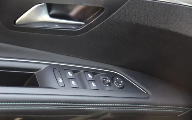 PEUGEOT 3008 BlueHDi 130 Stop & Start EAT8 Allure Pack