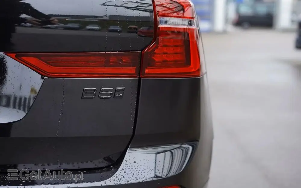 VOLVO XC 60 B5 B AWD Plus Black Edition