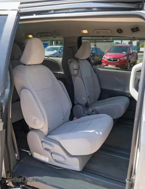 TOYOTA Sienna 