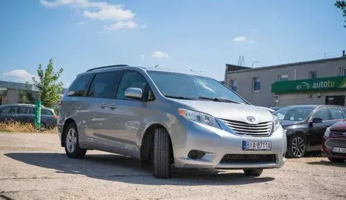 TOYOTA Sienna 
