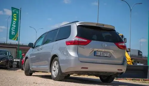 TOYOTA Sienna 
