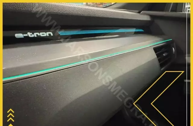 AUDI E-tron 