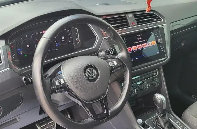 VOLKSWAGEN Tiguan 