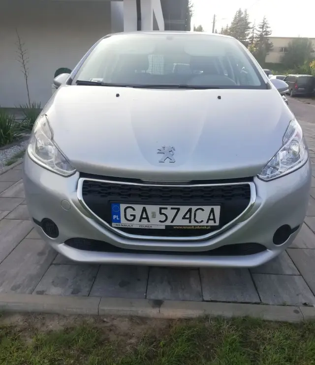 PEUGEOT 208 