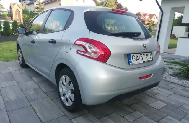 PEUGEOT 208 