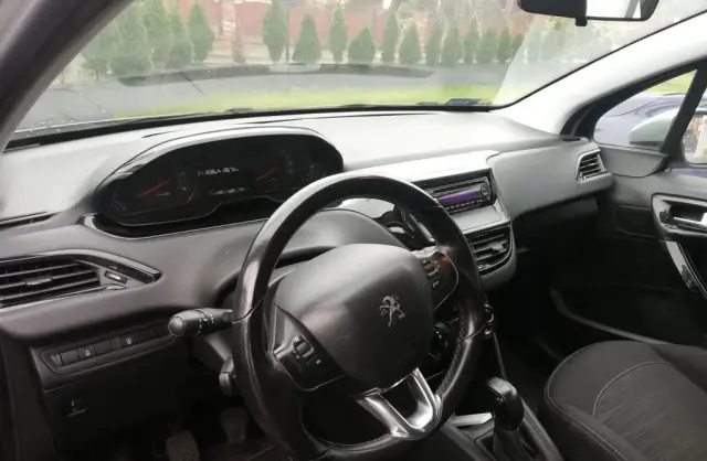PEUGEOT 208 