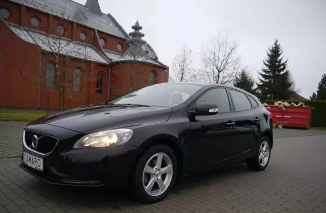 VOLVO V40 