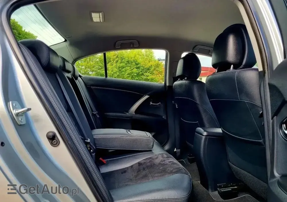 TOYOTA Avensis 1.8 Premium