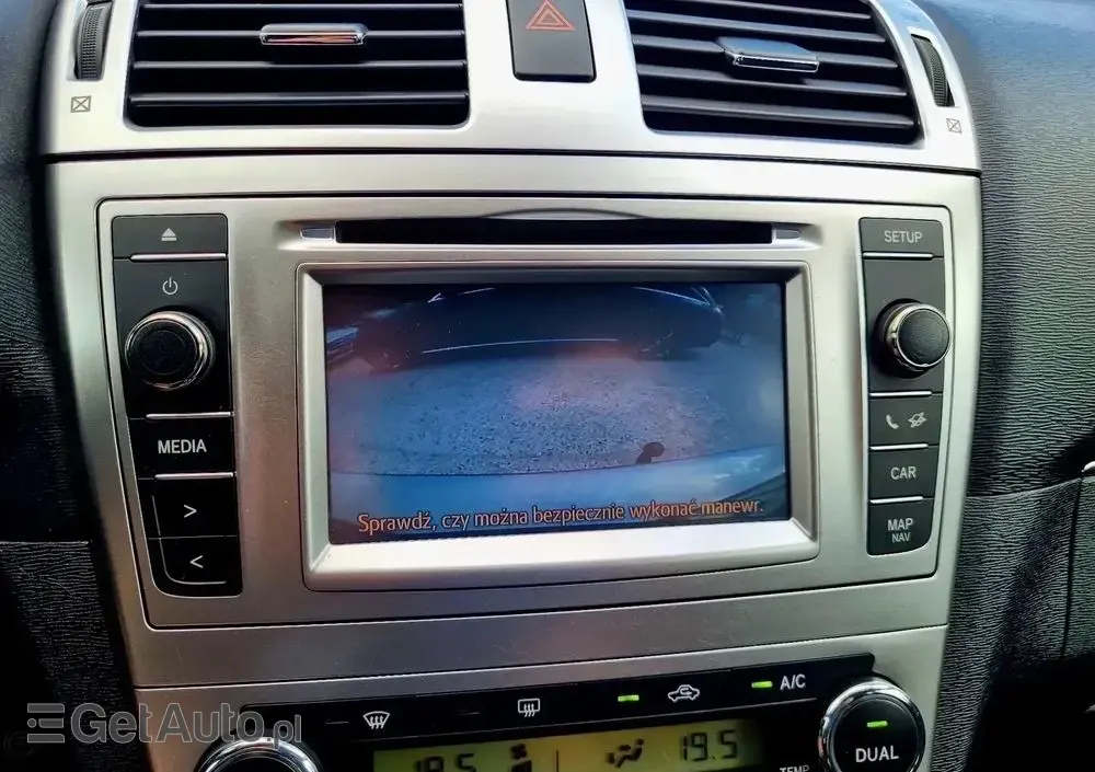 TOYOTA Avensis 1.8 Premium