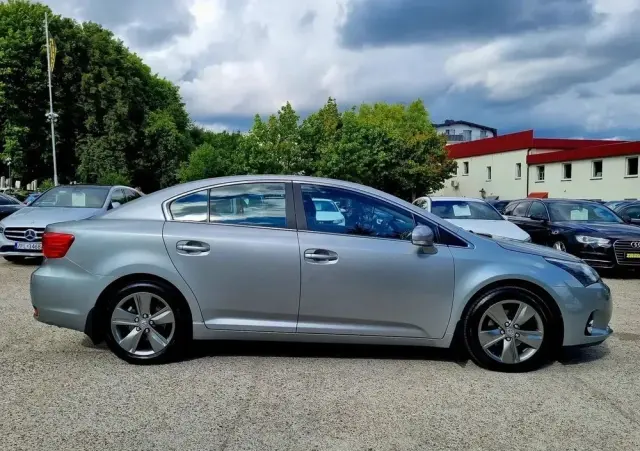 TOYOTA Avensis 1.8 Premium