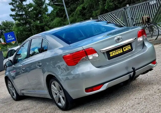TOYOTA Avensis 1.8 Premium
