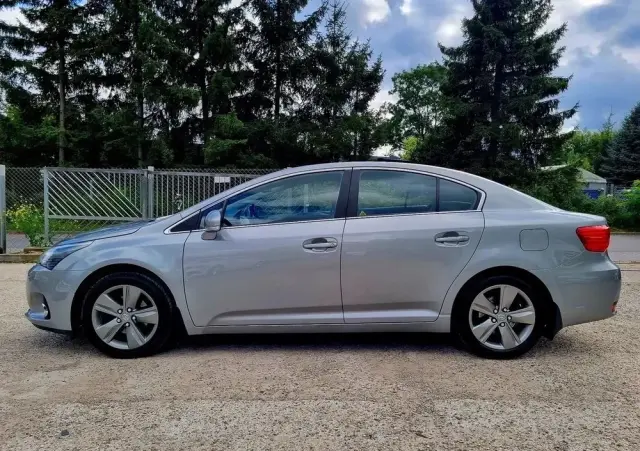 TOYOTA Avensis 1.8 Premium