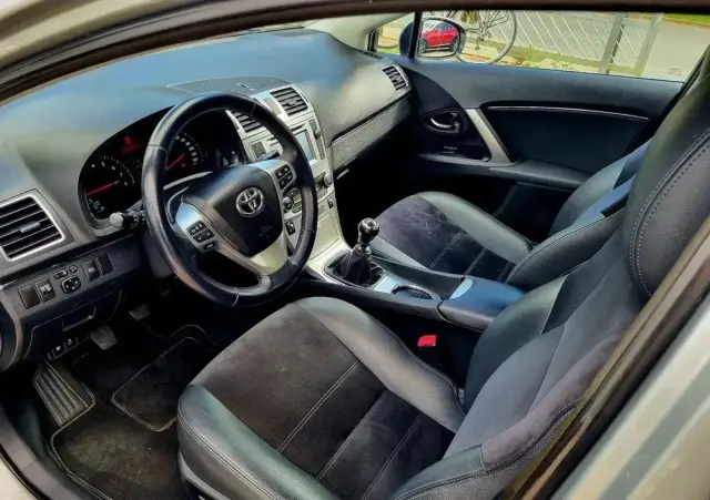 TOYOTA Avensis 1.8 Premium