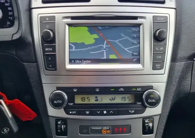 TOYOTA Avensis 1.8 Premium