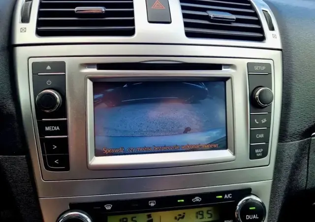 TOYOTA Avensis 1.8 Premium