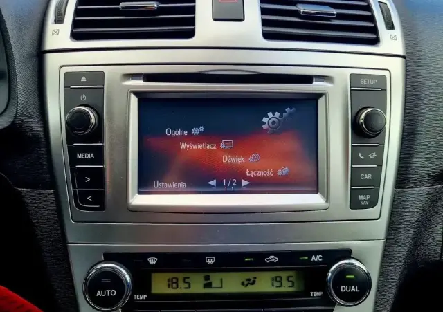 TOYOTA Avensis 1.8 Premium