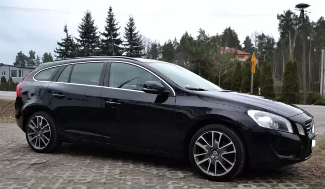 VOLVO V60 