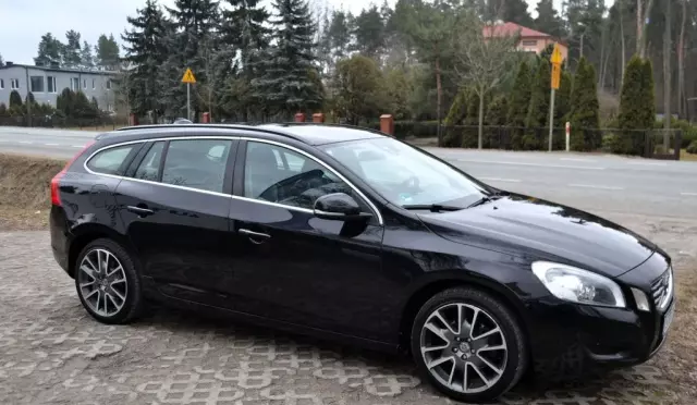 VOLVO V60 