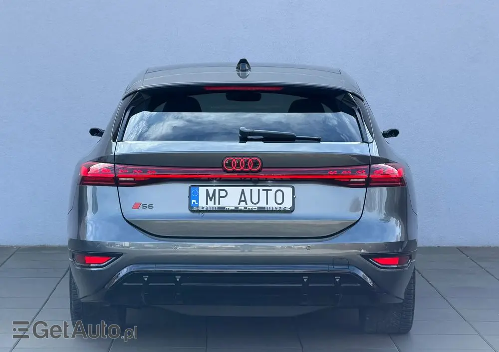 AUDI S6 Avant e-tron 
