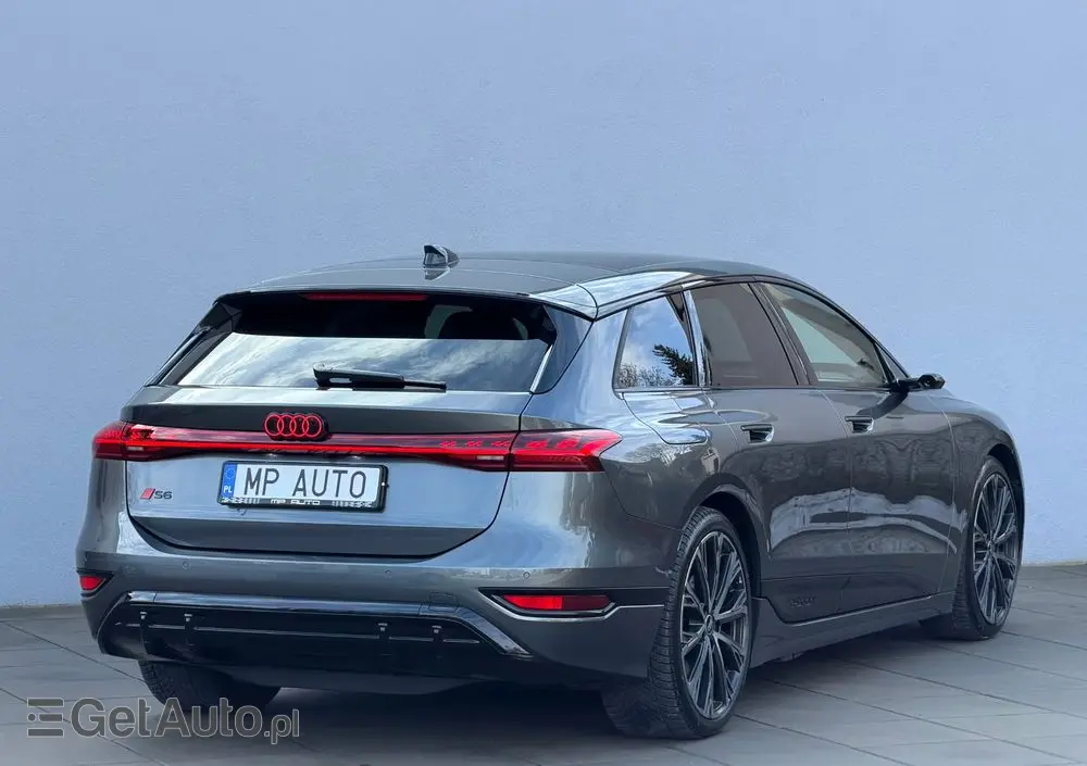 AUDI S6 Avant e-tron 