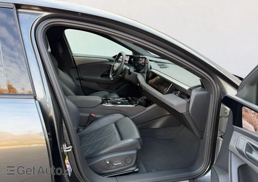 AUDI S6 Avant e-tron 