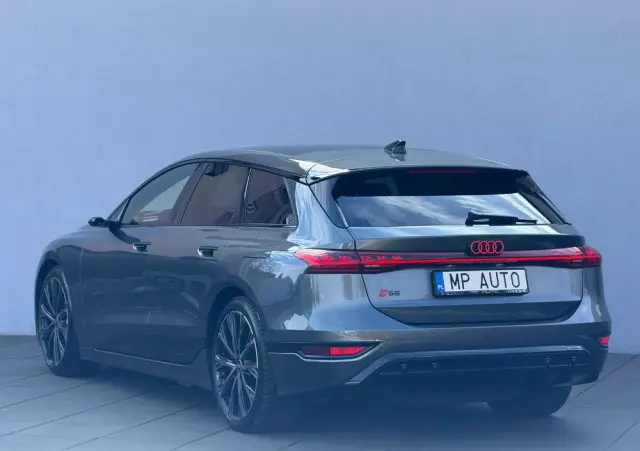 AUDI S6 Avant e-tron 