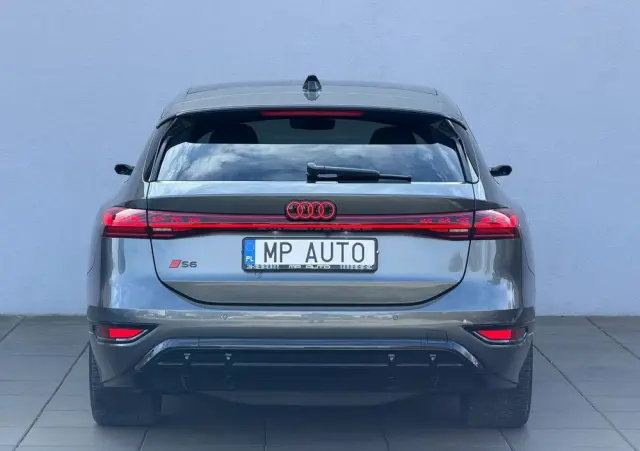 AUDI S6 Avant e-tron 