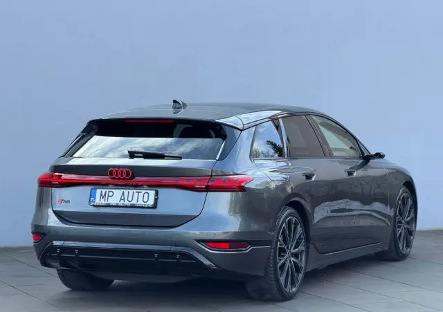 AUDI S6 Avant e-tron 