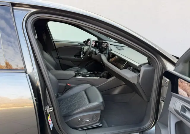 AUDI S6 Avant e-tron 