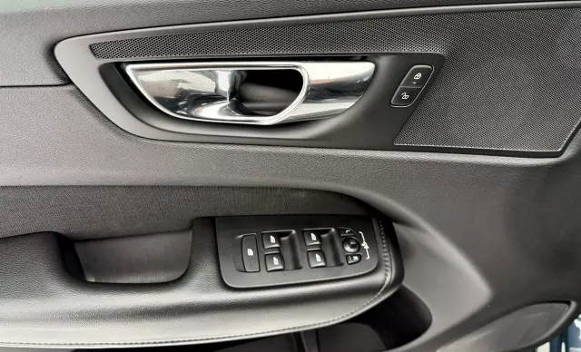 VOLVO XC 60 D4 AWD Momentum Pro