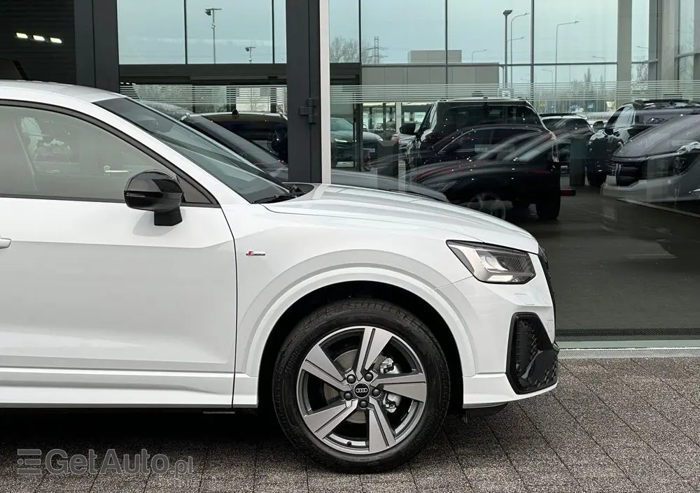 AUDI Q2 