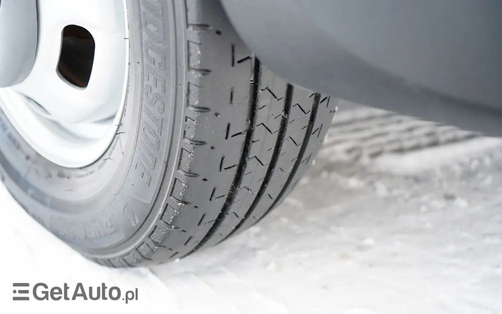 IVECO DAILY 35-150 / KONTENER 4,2 M / WINDA-750kg / BLIŹNIAK DMC: 3500 KG 