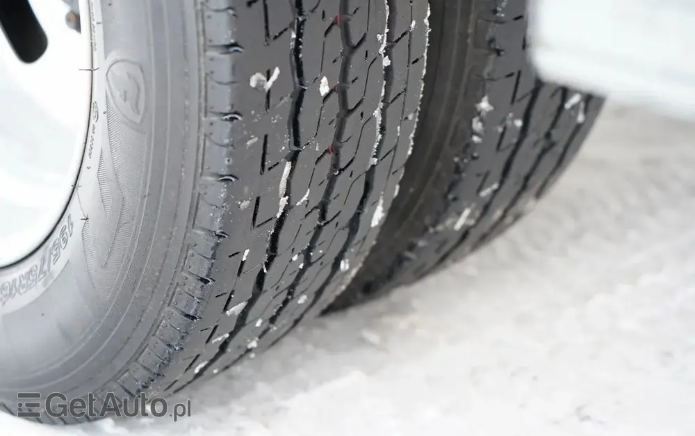 IVECO DAILY 35-150 / KONTENER 4,2 M / WINDA-750kg / BLIŹNIAK DMC: 3500 KG 