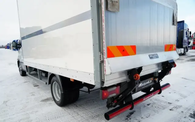 IVECO DAILY 35-150 / KONTENER 4,2 M / WINDA-750kg / BLIŹNIAK DMC: 3500 KG 